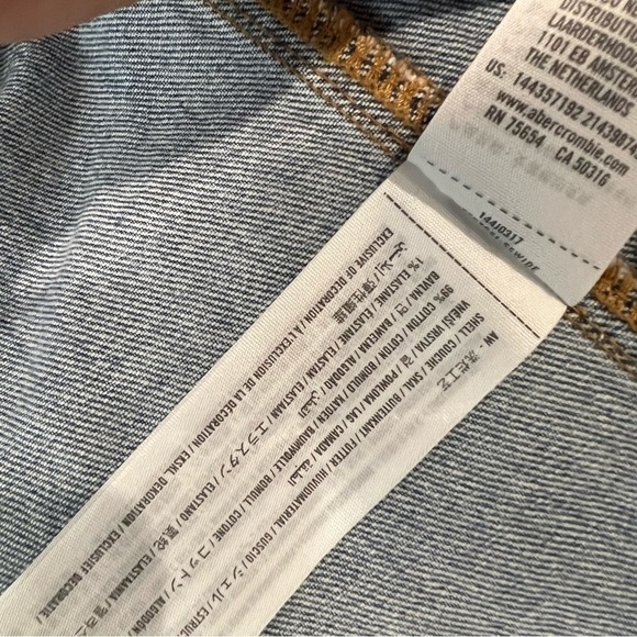 Abercrombie & Fitch Cropped Denim Jacket - Picture 7 of 8